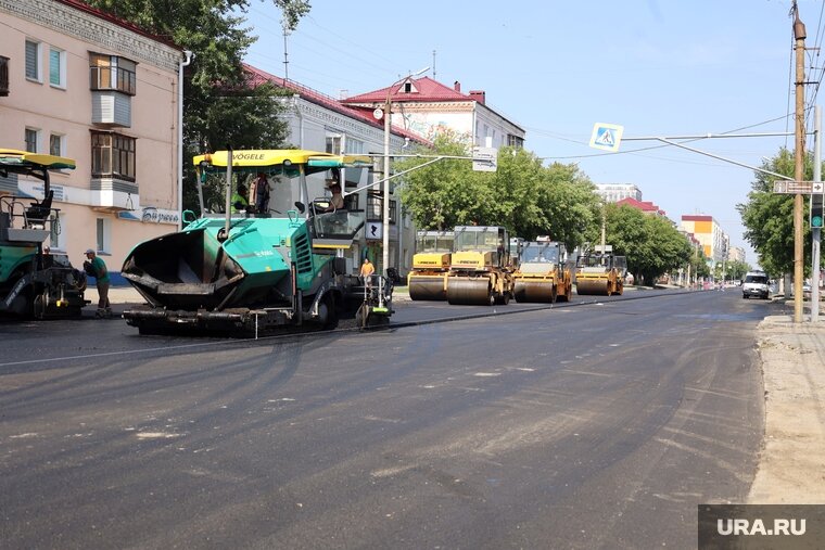    На закрытой улице в Кургане разглаживают асфальт