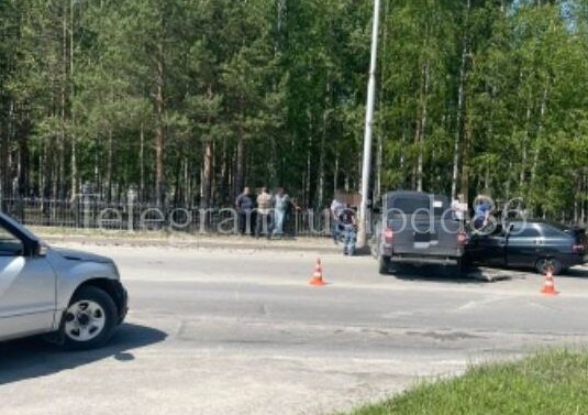    В Пять-Яхе неопытная водитель спровоцировала тройное ДТП