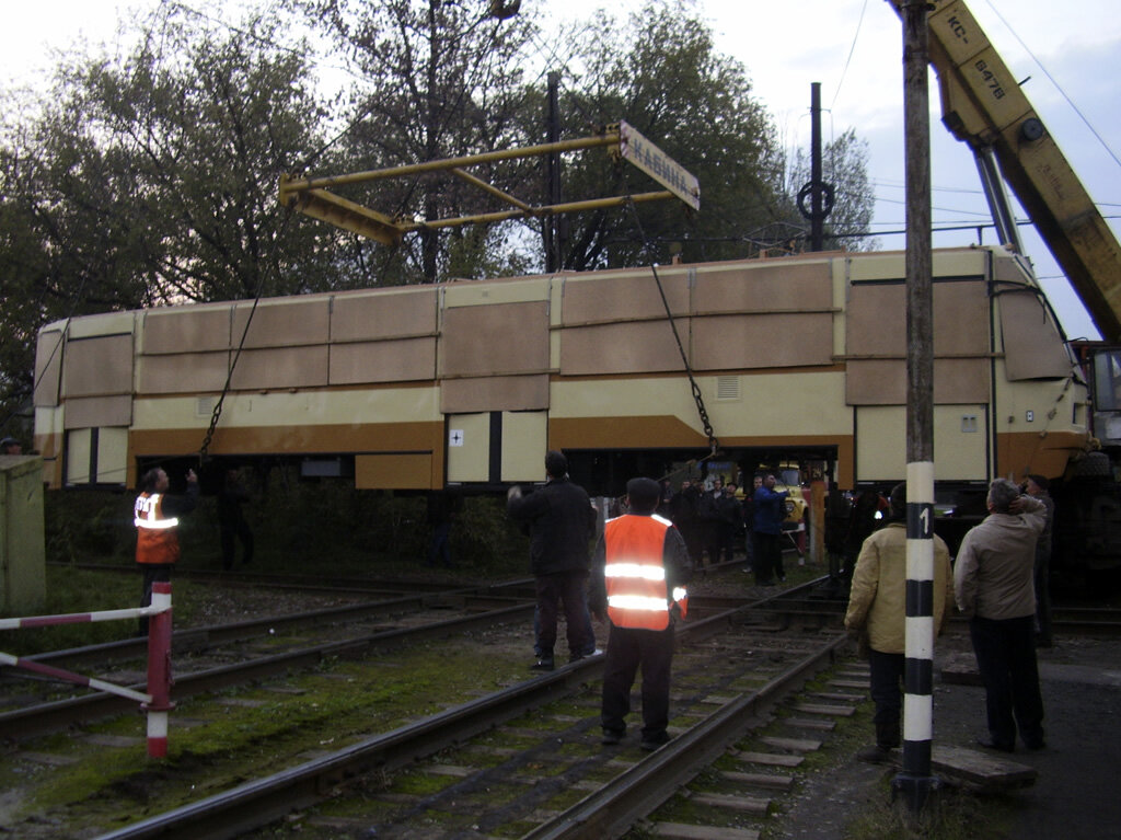 "Ссаживание" 71-403 с платформы. Он ещё не знает, что его ждёт. Автор фото: Илья Шпаков. 