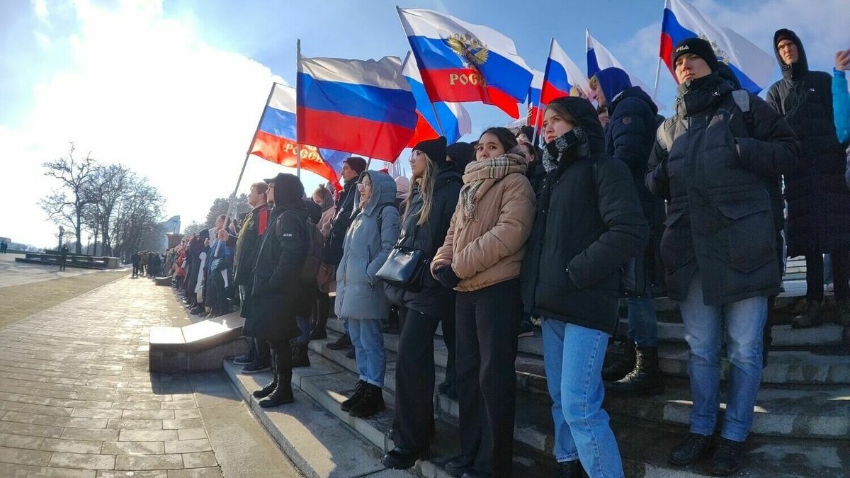     К концу короткой рабочей недели волгоградцев взволновал сигнал тревоги по радио и гололёд на улицах. А на набережной в преддверии праздника состоялся патриотический митинг-концерт.