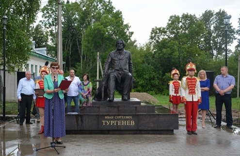 Памятник И.С. Тургеневу в родовом имении писателя в Тульской области. 