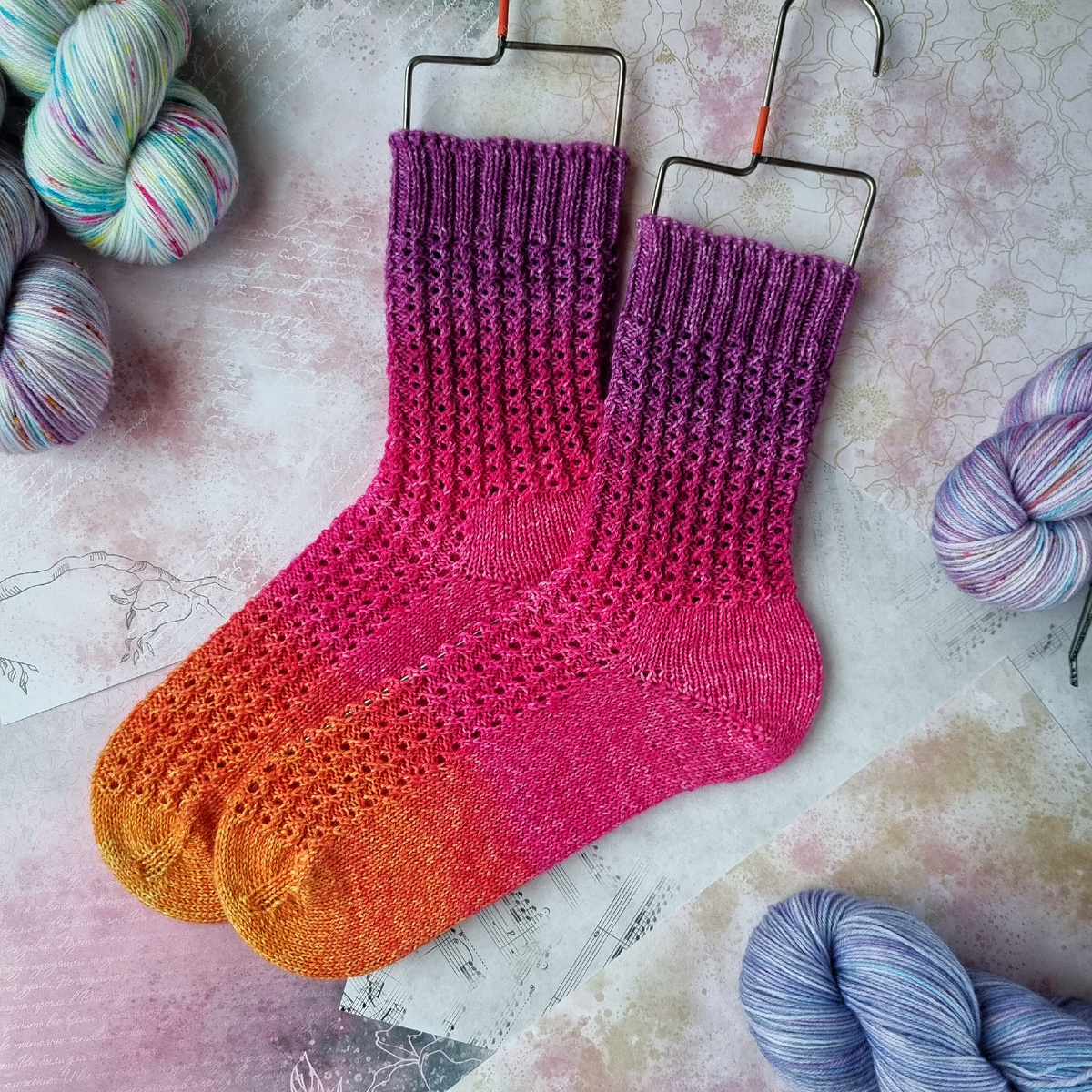 И это тоже носички связанные моей мамой. Пряжа окрашена мной.