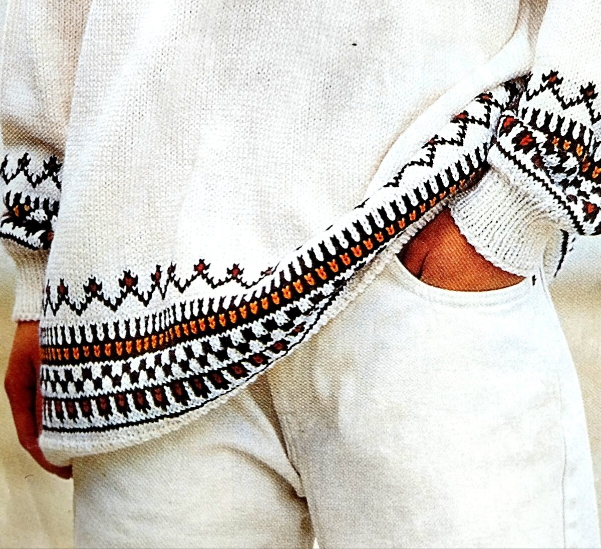 Жаккардовый узор по нижнему краю изделия