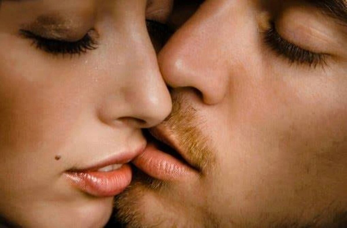 Бывшая поцеловала в губы. Поцелуй в губы. Губы мужские. Красивые мужские губы. Красивый поцелуй.