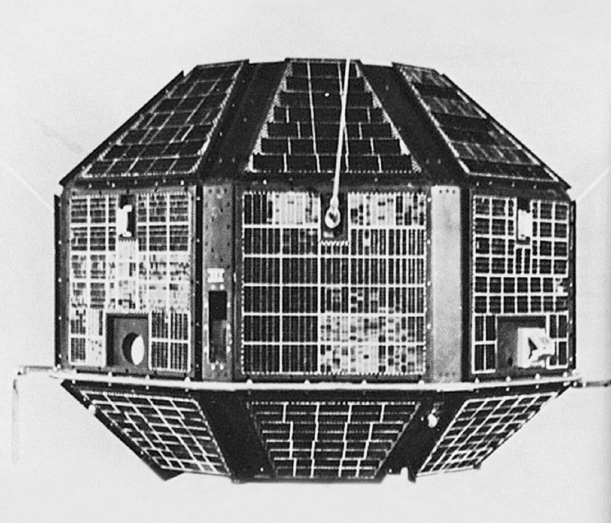 Первый индийский спутник «Ариабхата». Фото из открытых источников