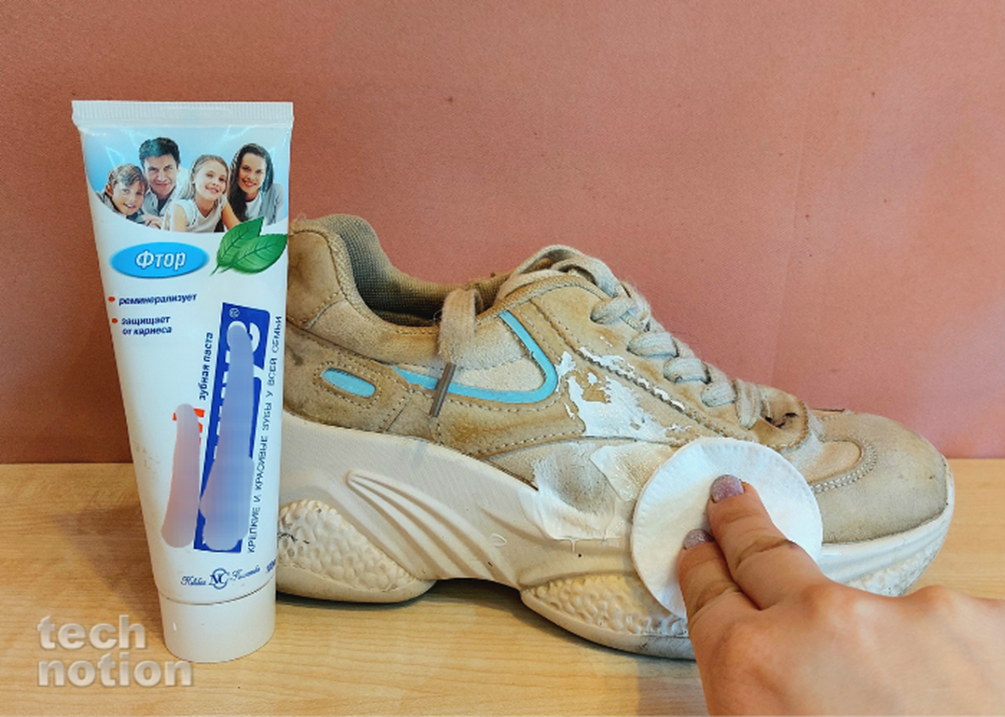 Добиваемся белизны кроссовок с помощью зубной пасты / Изображение: дзен-канал technotion