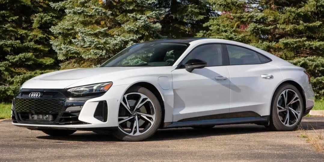 Audi рассматривает возможность строительства завода в Соединенных Штатах, чтобы воспользоваться налоговыми льготами, предлагаемыми в соответствии с Законом о снижении инфляции (IRA), сообщает Automotive News Europe . Закон IRA, который был принят в августе 2022 года, предлагает субсидии и налоговые льготы для отечественных продуктов экологически чистой промышленности, включая потребительский налоговый кредит в размере 7500 долларов США для покупателей электромобилей североамериканского производства. Однако Audi в настоящее время не имеет права на эти льготы, поскольку у нее нет завода в США. Маркус Дюсманн, генеральный директор Audi, в интервью немецкой газете Frankfurter Allgemeine Sonntagszeitung заявил, что ИРА сделала "строительство завода по производству электромобилей в США очень привлекательным".