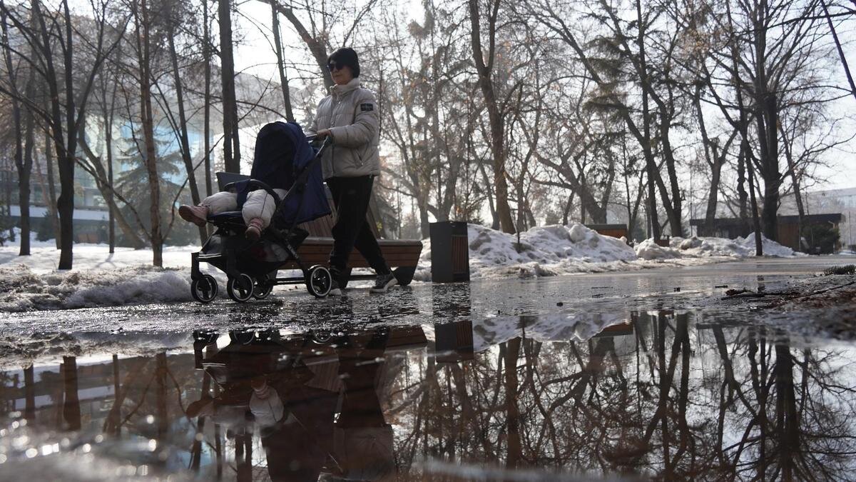    Женщина с коляской:NUR.KZ/Владимир Третьяков