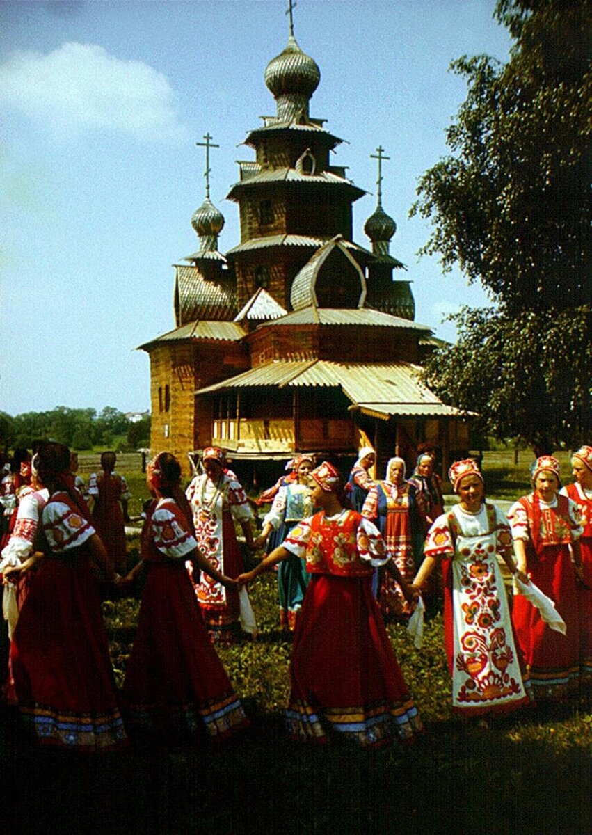 Фото С.Ю. Скуратова. Народный свадебный обряд. Хоровод. Июль 1988 г. Из собрания ГВСМЗ