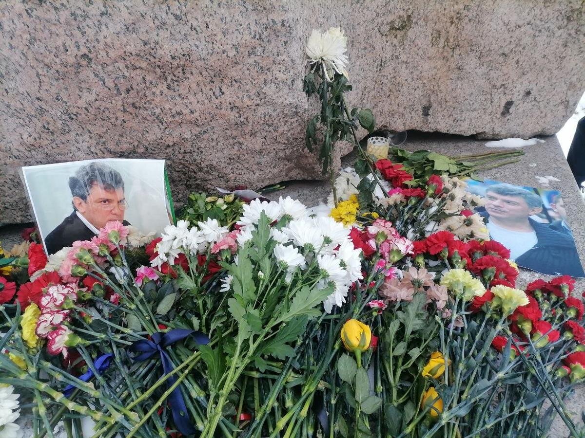 Годовщина немцова. Памятник Немцову. Борису Немцову принесли цветы.