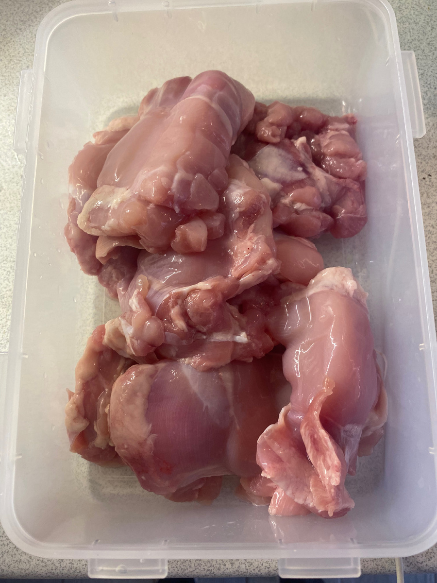 Маринуем бедра : столовая ложка майонеза , соль, перец , куркума , приправа для курицы , сладкая паприка и 4-5 зубчиков чеснока , пропустить через чеснокодавку. Дать постоять минимум минут 30, лучше больше . А пока подготавливаем 