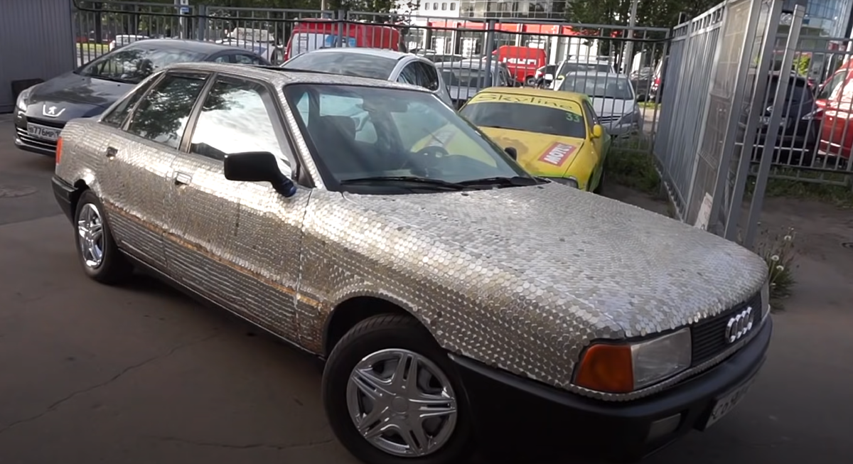 Машина в монетах по 1 рублю.