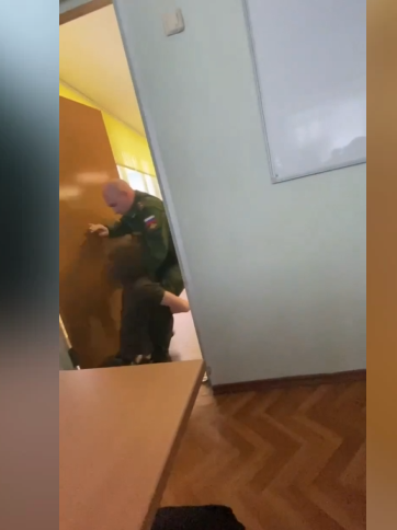Потасовка! Упирался парень так, что схватил за ногу мужчину, после чего тот упал на пол на спину.