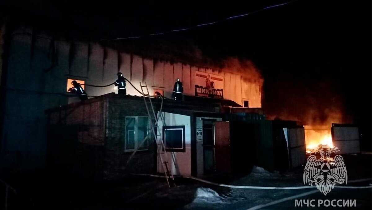     Цех по утилизации резины вспыхнул ранним утром вторника в Уссурийске. Пожарные продолжают работать на месте.