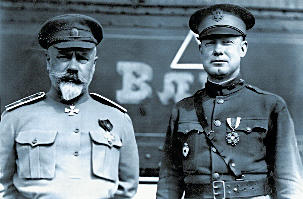 А. И. Деникин в компании представителя британской военной миссии, 1918 год.