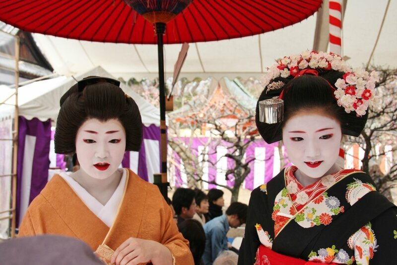 Слева – собственно гейша, справа – ученица