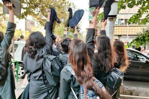 Иранские школьницы во время протестов осенью 2021 года. Фото из соцсетей