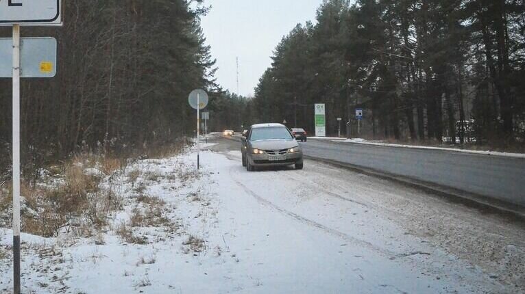     По данным сервиса Яндекс.Карты, на 11 км трассы Тюмень – Омск произошло ДТП. Из-за инцидента на дороге полностью ограничено движение транспорта в сторону Ялуторовска. На спуске с путепровода большегруз въехал в ограждение.