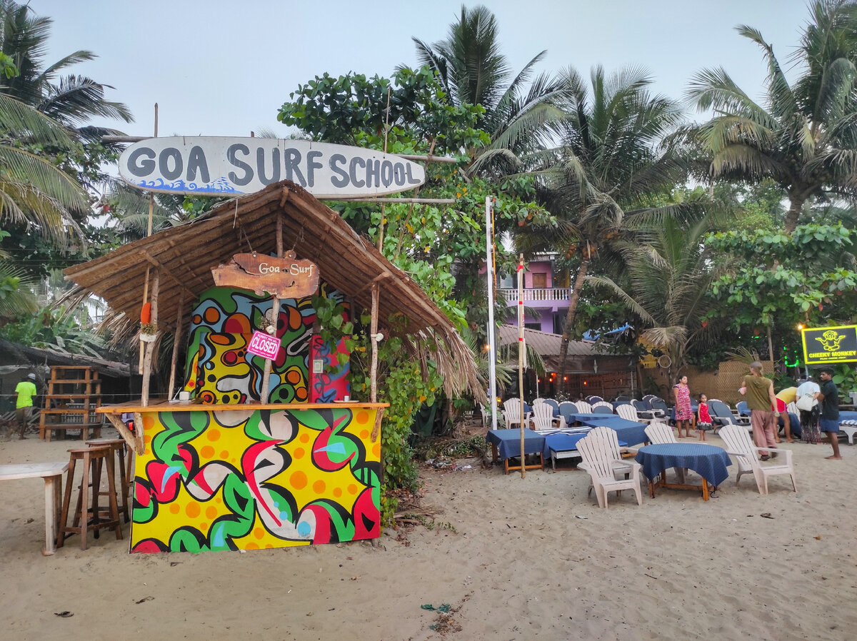Сёрф будки стоят на пляжах прямо посреди кафе