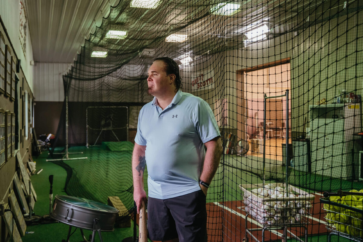 Спизио на складе, где он живет и преподает бейсбол.