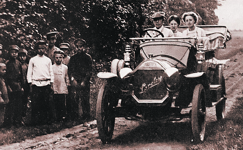Композитор за рулем своей первой машины в Тамбове (1914) Пассажиры - двоюродные сестры Анна Трубникова и Наталья Лантинг