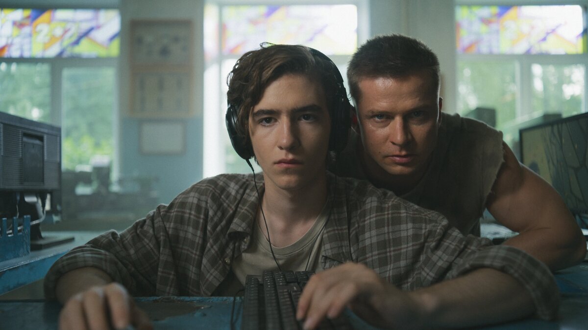 Артем Кошман и Роман Курцын. Кадр из сериала "Хэдшот".