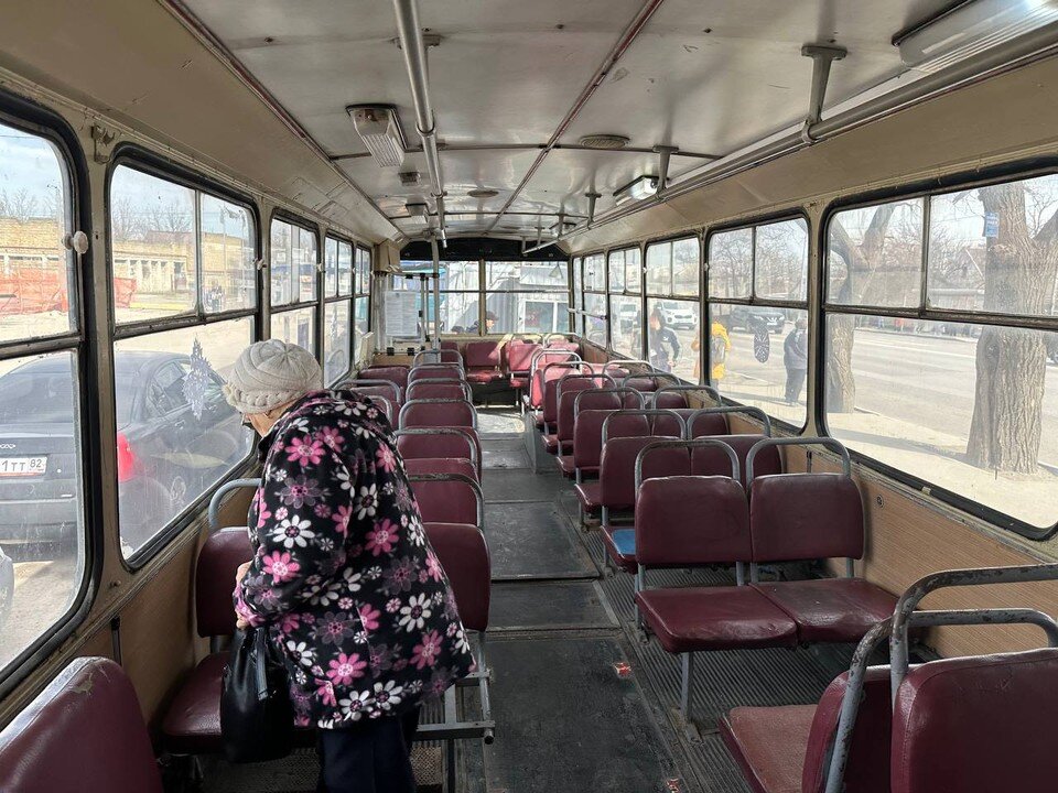     Народ появляется в троллейбусе волнами - в зависимости от расписания рейсов Александра Тимощенко