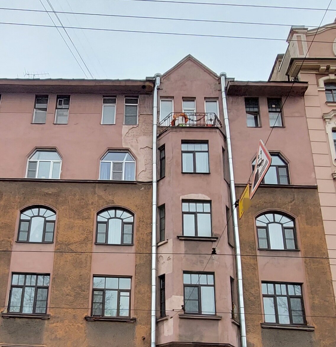 Комната с балконом. А за новые окна мне сильно влетело. Во-первых, за то, что белые, а не "под дерево". А во-вторых, за то, что нет исторической расстекловки квадратиками, как у соседей справа. 