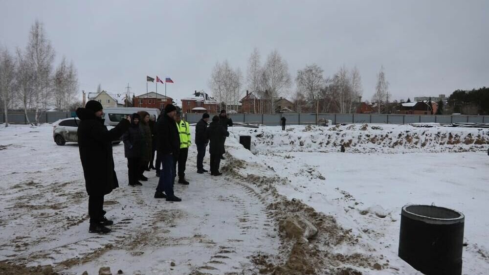     Стройплощадку посетил первый заместитель министра спорта региона Иван Колесник.