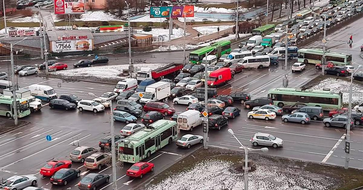 Почему появляются пробки. Пробка на перекрестке. Затор на перекрестке. Дорожный затор перекресток. Огромная пробка на перекрестке.