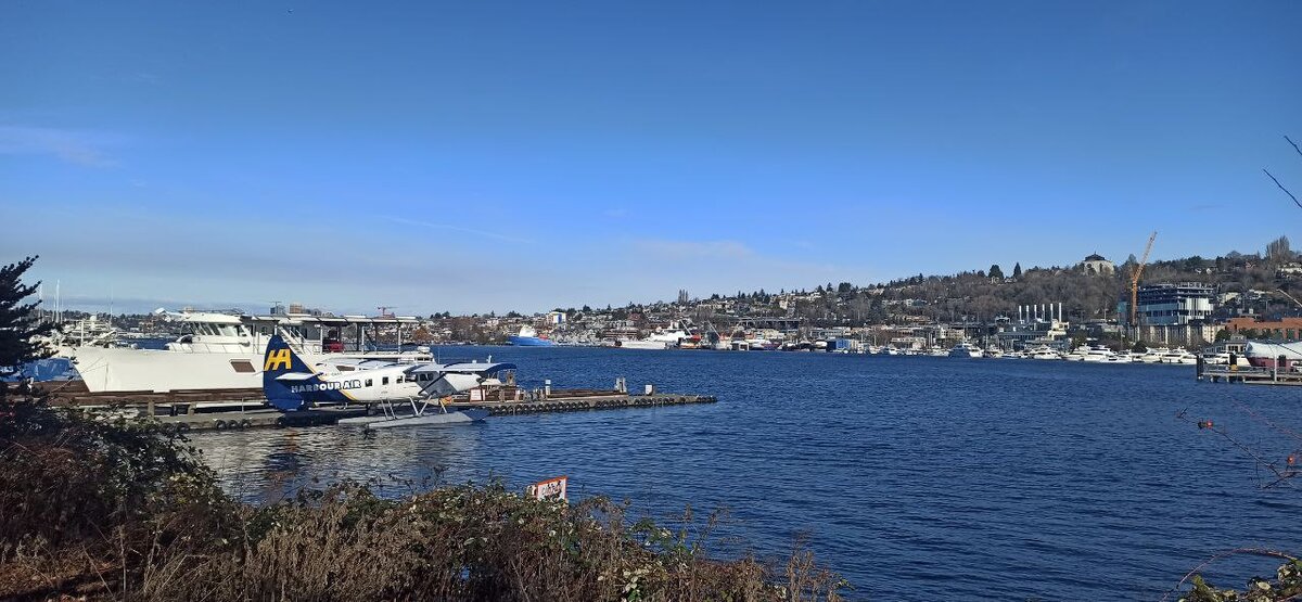Озеро Lake Union. Здесь можно научиться управлять самолетом типа "кукурузника" или полетать с опытным лётчиком.