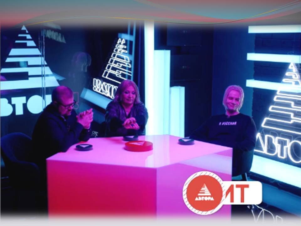 АЯ  нажимает на красную