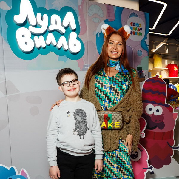     Александр Яценко, Эвелина Бледанс, Никита Тарасов и Алла Довлатова с детьми встретили весну на премьере «Лудлвилля»