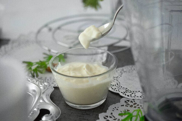 В домашних условиях постный майонез получится ещё вкуснее, чем покупной. Фото © Unsplash / Sara Cervera