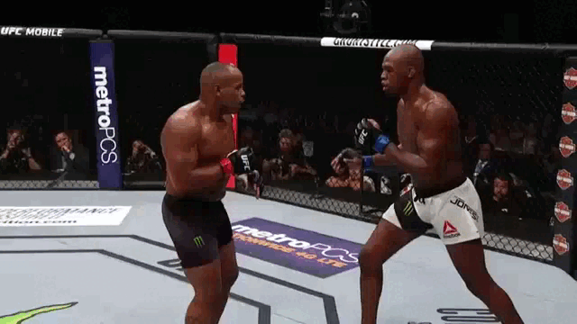 Джонс финиширует Кормье 