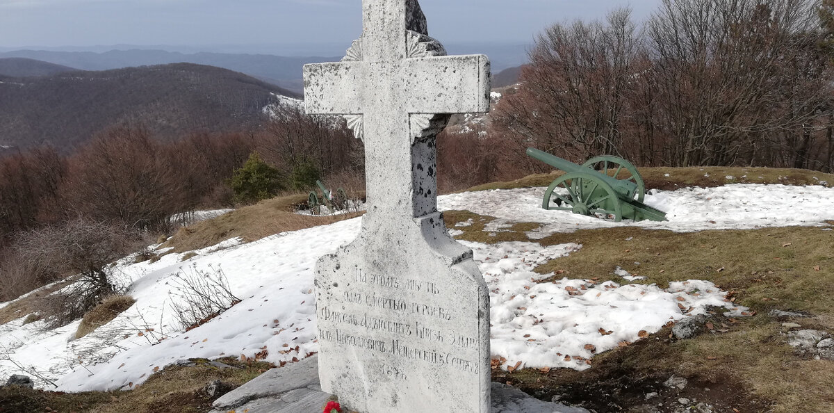  Памятник князю Эммануилу Николаевичу Мещерскому, который пал смертью храбрых в обороне Шипкинского перевала от турецких войск.
