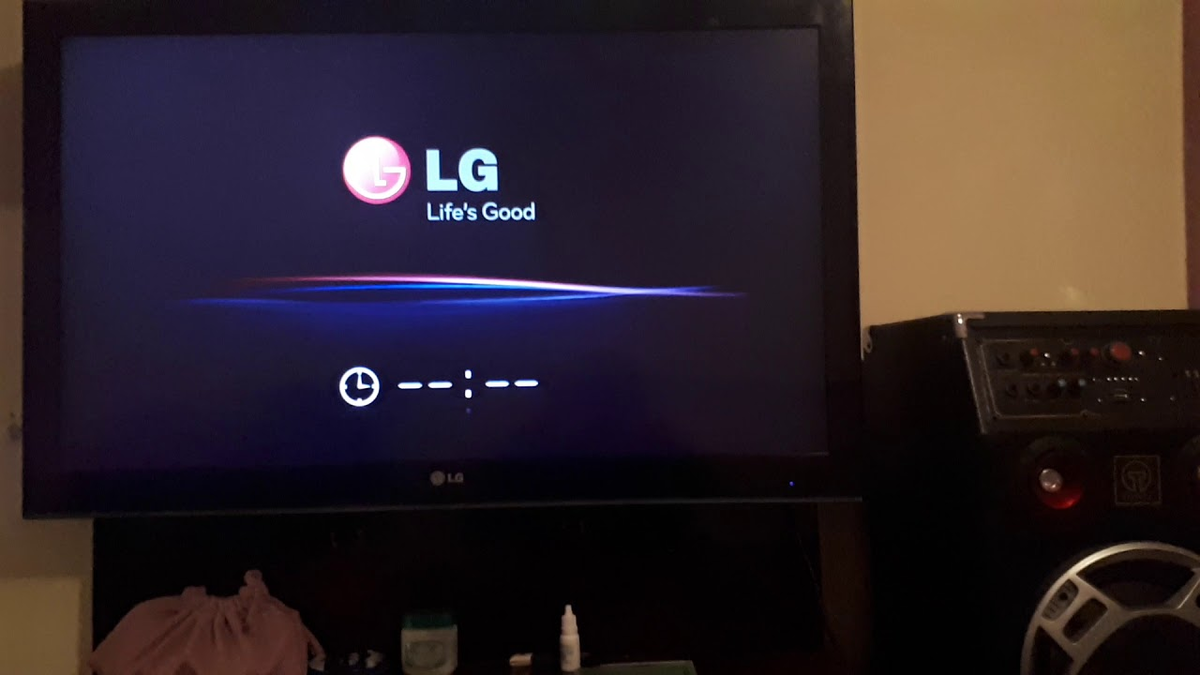 Гаснет телевизор самсунг. Телевизор Лджи 32ls5600. Выключения телевизора LG. Телевизор LG сам выключился. Телевизор LG включается и выключается.