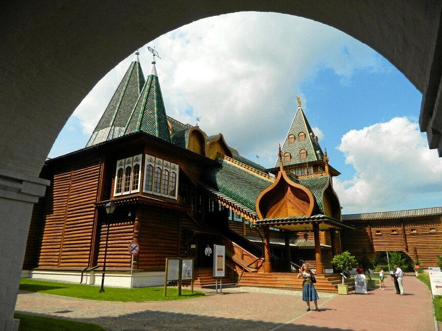 Дворец Алексея Михайловича в Коломенском парке. Крыша крайняя, сзади и справа, больше всего похожа на ту, что видел над крытым переходом.
