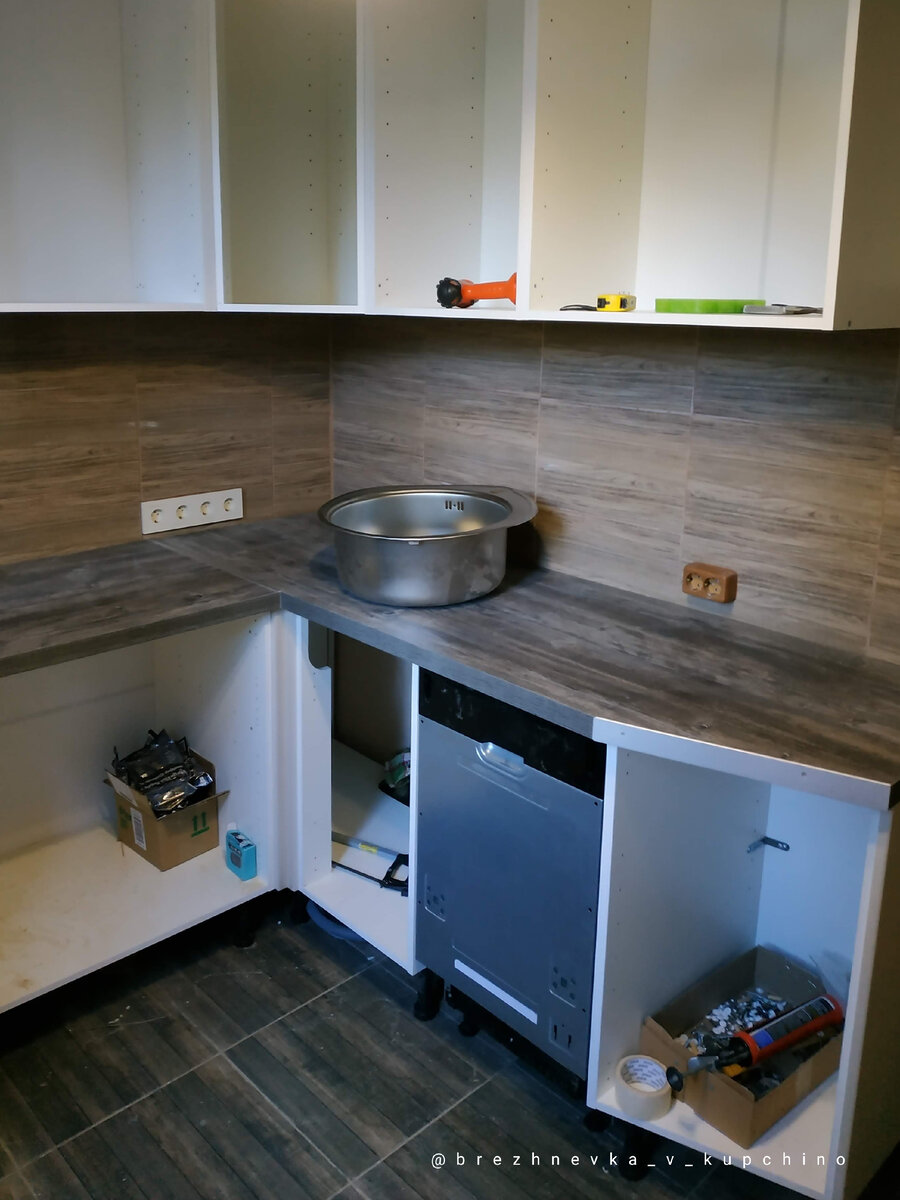 Процесс встраивания посудомоечной машины. Фото моё.