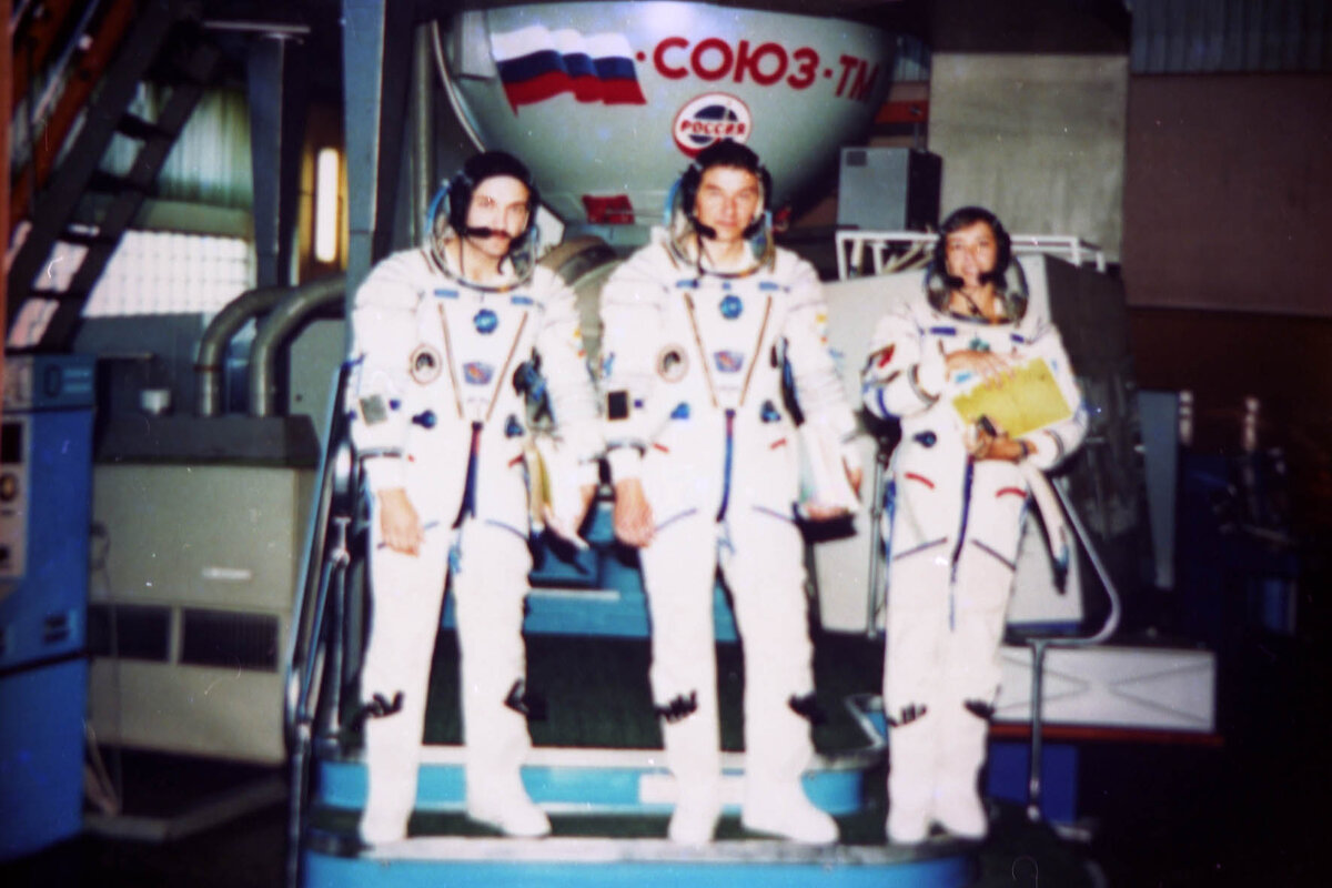 А.Ю. Калери, В.Г. Корзун и К. Андре-Деэ на фоне космического корабля «Союз-ТМ». 28.01.1996. РГАНТД. Арх. № 0-11946 цв.