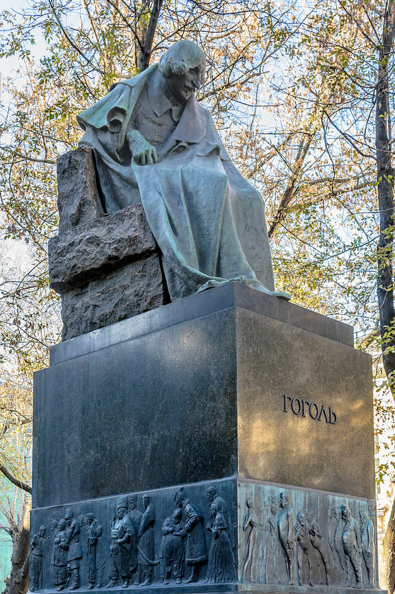 Памятник по дворе дома, где умер Гоголь. Как по мне, намного более удачный, чем задорный мужчина с книжечкой, стоящий на бульваре