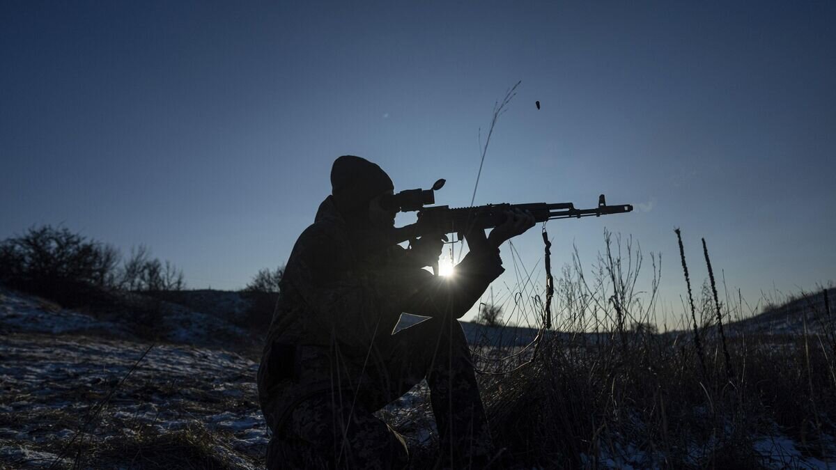    Украинский военнослужащий© AP Photo / Evgeniy Maloletka