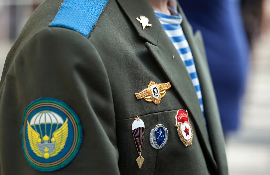 Медали на военную форму. ФСО И ССО. Китель ВДВ. Значки ВДВ на форме. Значки на форме военных.