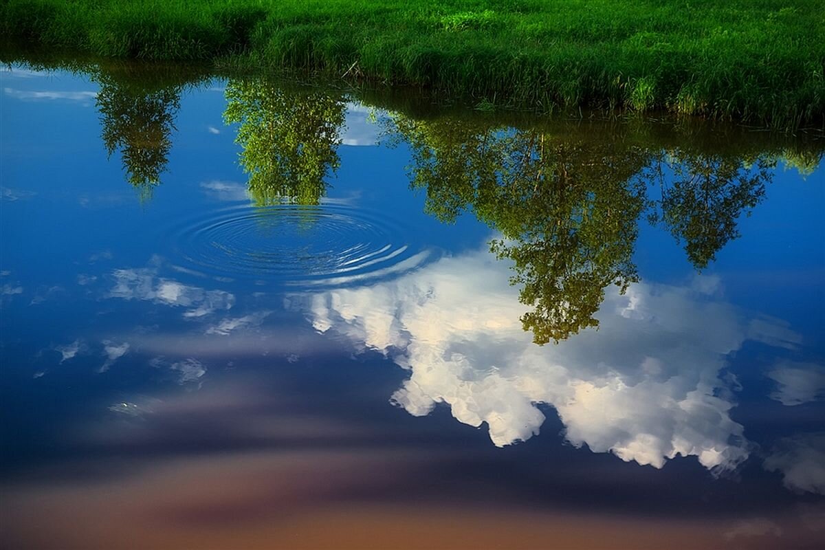 Отражение неба в воде. Отражение неба в реке. Отражение облаков в воде. Река небо.