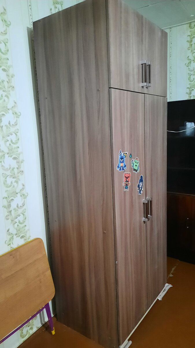 Отмыли, подложили остатки плинтуса, чтоб не шатался