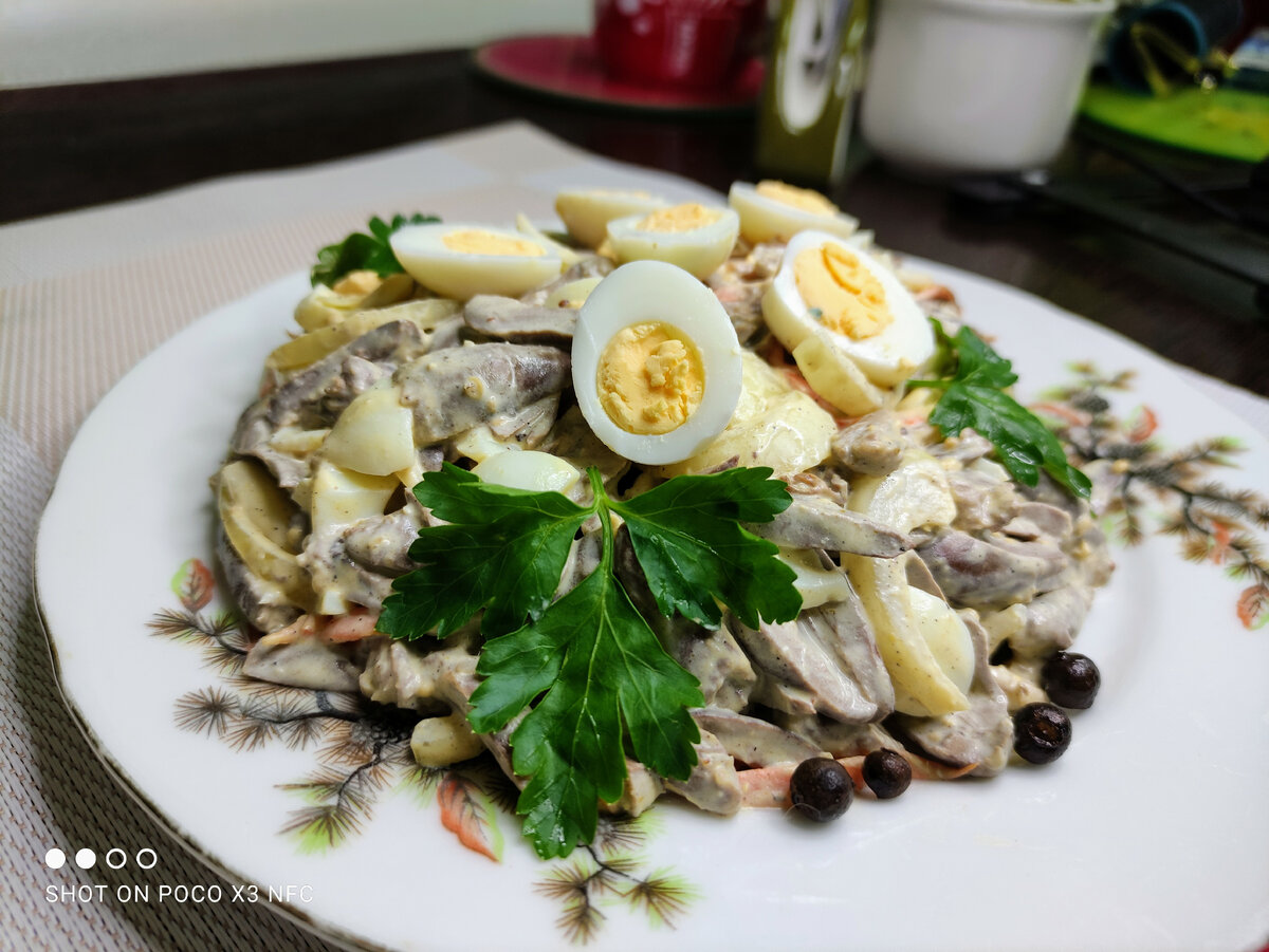 Салат с куриными сердечками и яблоком