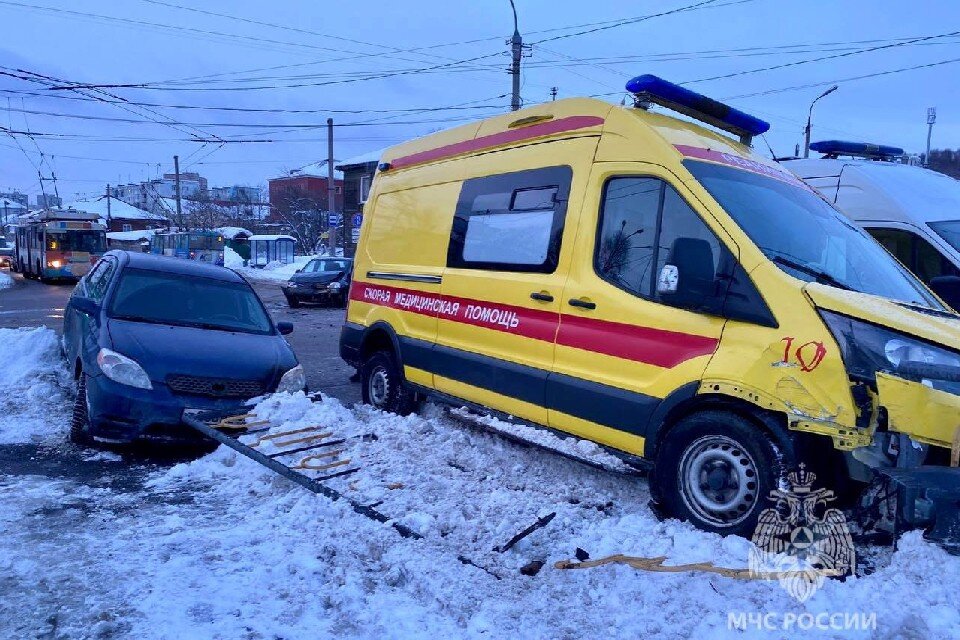     В ДТП никто не пострадал, транспорт получил механические повреждения. Фото: vk.com/mchs_murmansk