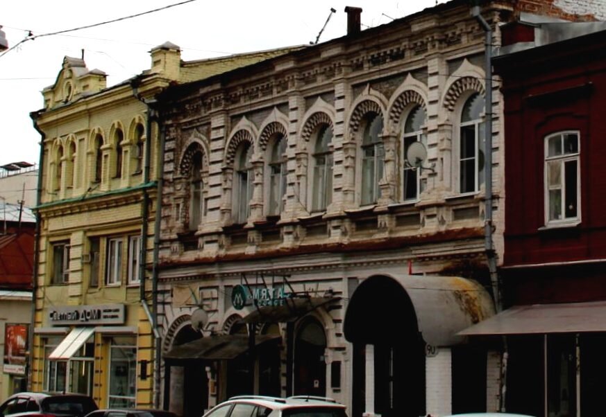  Арочные окна второго этажа, поверх двухъярусных зубчатых  архивольтов, обрамлены килевидными кокошниками