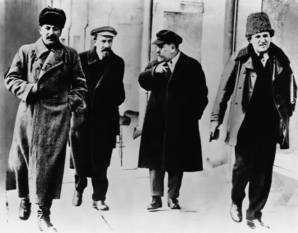 Сталин, Рыков, Каменев и Зиновьев, середина 1920-х гг. Фото из открытых источников.
