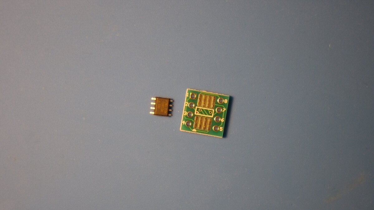 Микроконтроллер ATtiny13 и плата переходник для него.